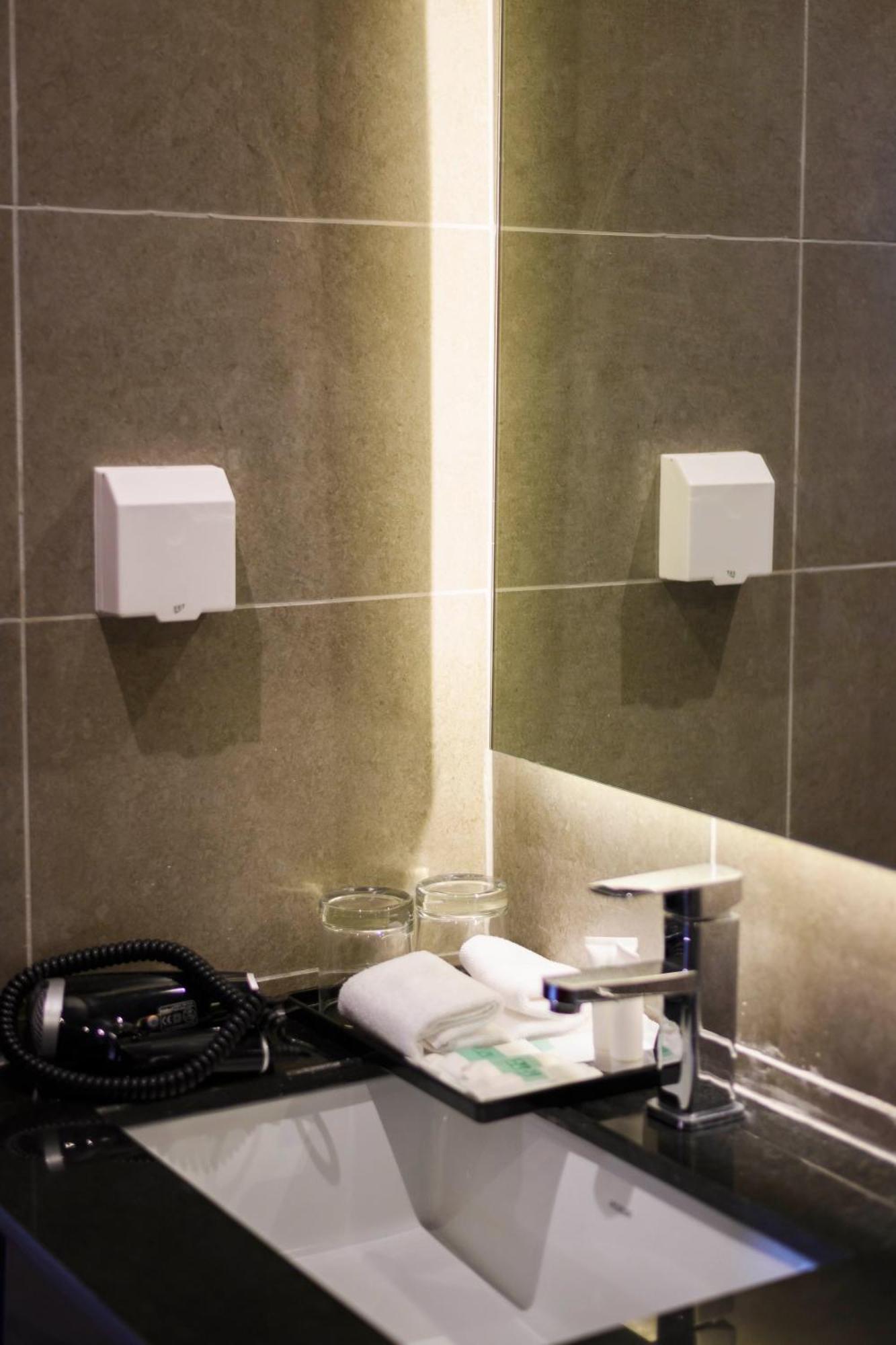 Residence 105 Hotel And Apartment Phnom Penh Room photo